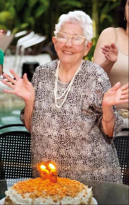 Nossa homenagem à senhora Euripedes Maria Silva, que completou 96 anos de vida e energia e ganhou almoço de aniversário do seu neto, festejado decorador Alexandre Assumpção (Foto/Arquivo pessoal)