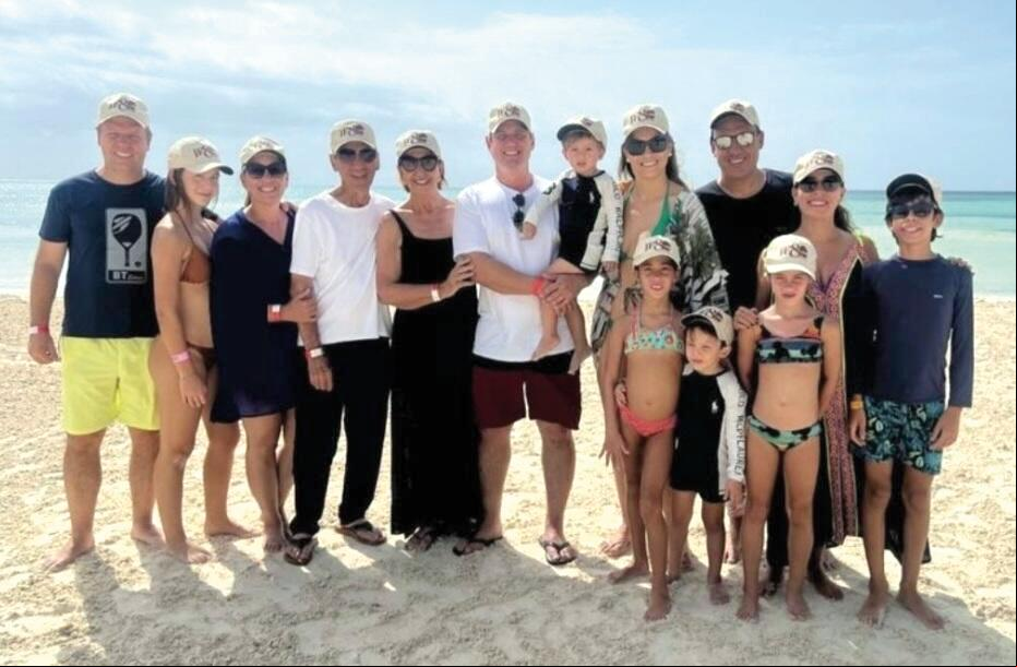 Aniversariante de ontem, Dulce Helena Guaritá Bento antecipou os festejos da data com sua família completa – o marido José Fernando, os filhos e netos - em Playa del Carmen, no Caribe mexicano (Foto/Arquivo pessoal)