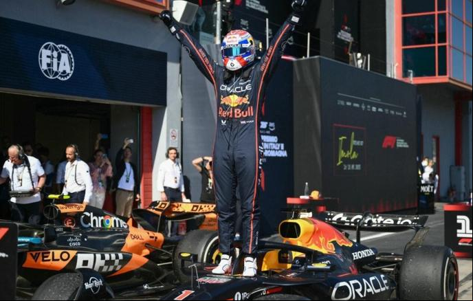 Verstappen comemora uma vitória inesperada em Imola (Foto/Reprodução)