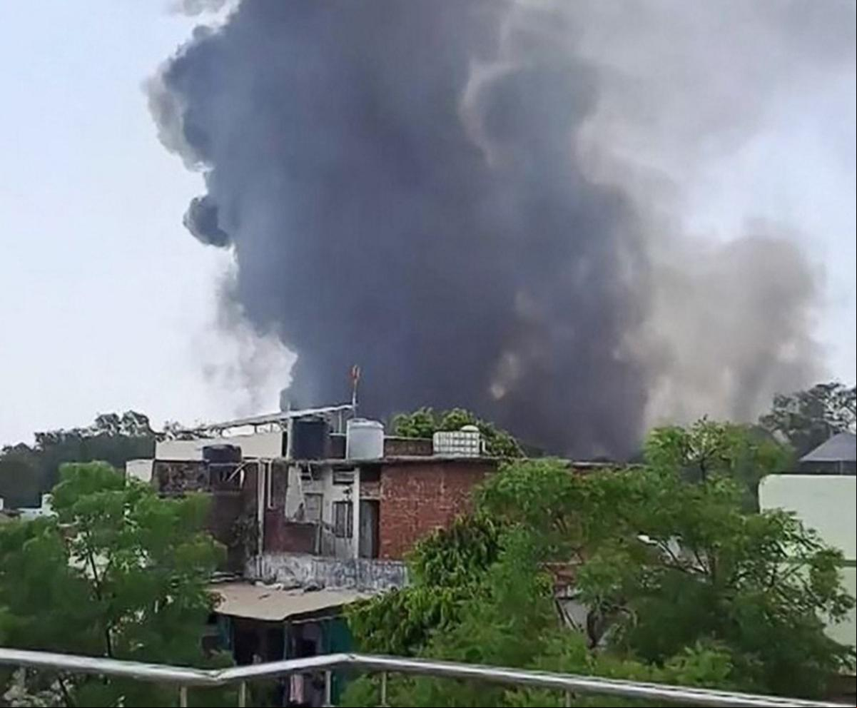 Fumaça do acidente com o Boeing da Air India que caiu em Ahmedabad (Foto/@ashlovetea various sources AFP)